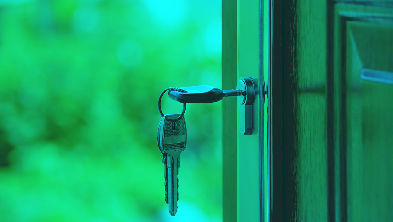 Schluesselnotdienst_schlossnotdienst_travemuende Schlüssel steckt in einem Schloss in einer Hauseingangstür